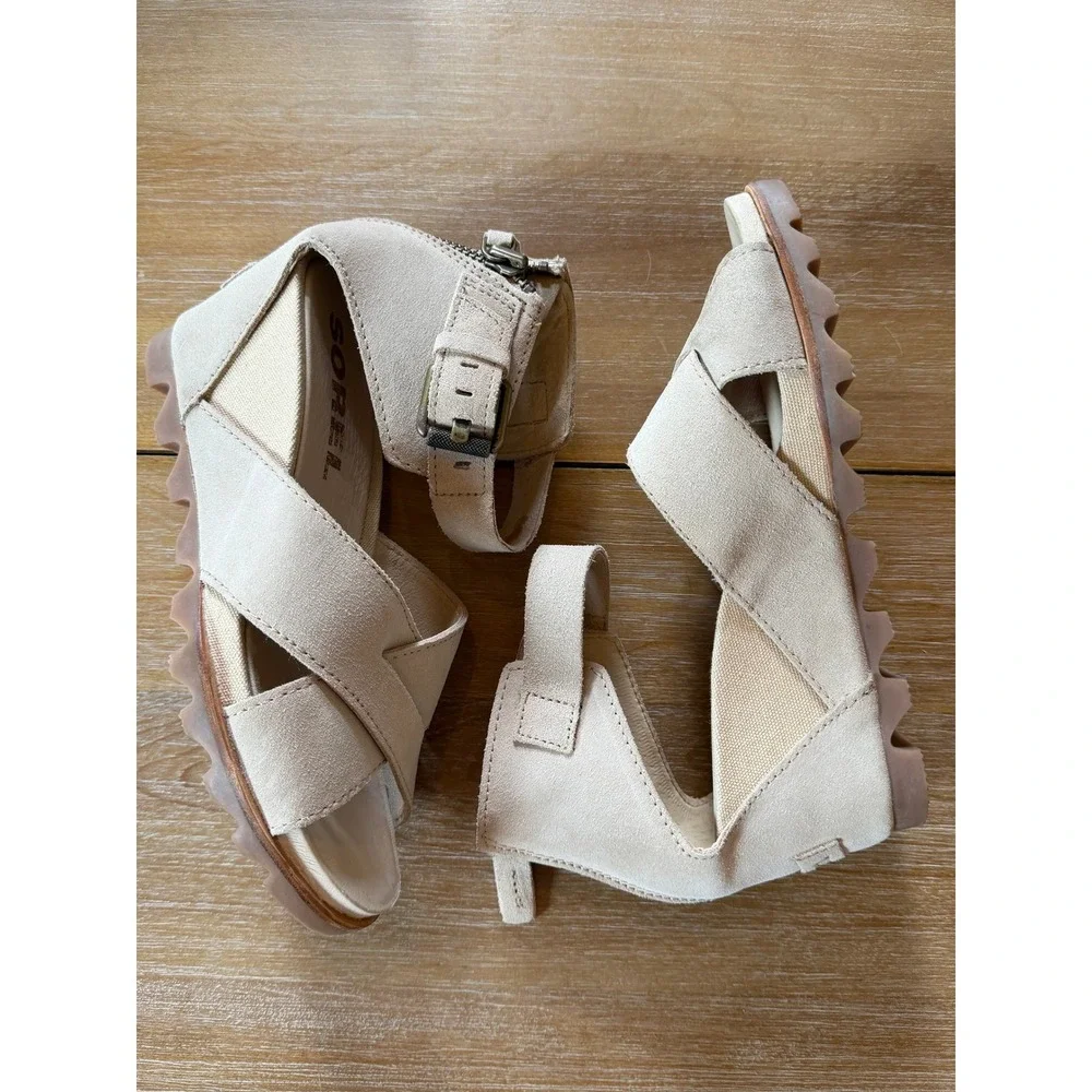 Sorel Joanie II Wedge Sandals Womens 8 Beige Suede Cross Strap Back Zip